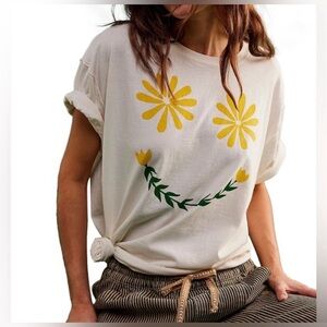 We The Free Women's Sunshine Smiles
Graphic Print Cotton T-Shirt Medium